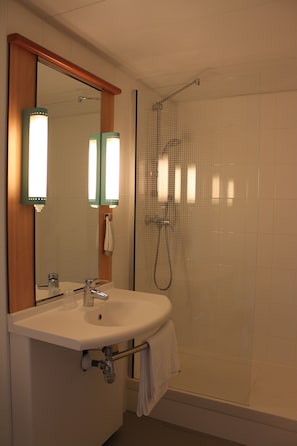 Quarto casal standard, 1 cama de casal | Banheiro | Produtos de toalete biodegradáveis, secador de cabelo, toalhas de banho 