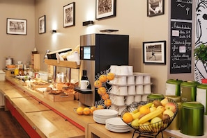 Tägliches Frühstücksbuffet (13.50 EUR pro Person)