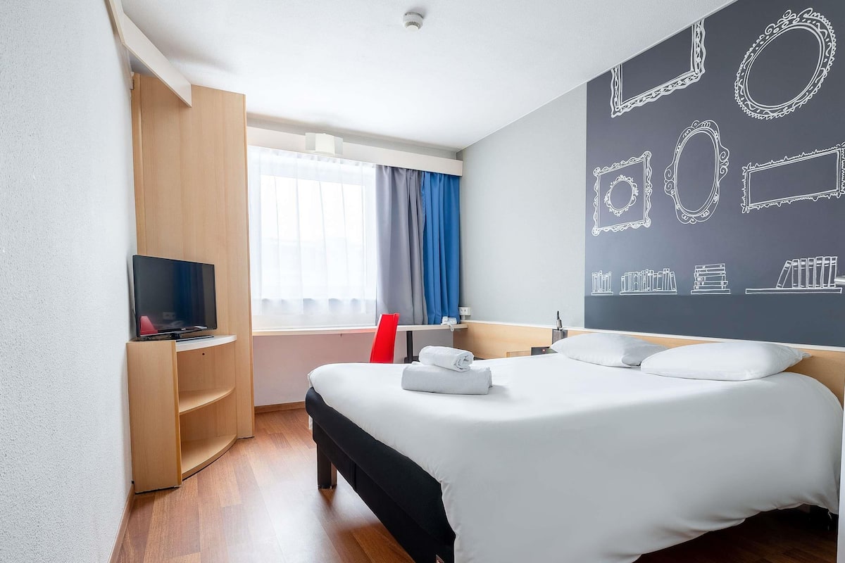 Habitación doble estándar, 1 cama matrimonial (1 or 2 People) | Ropa de cama de alta calidad, cortinas blackout y insonorización