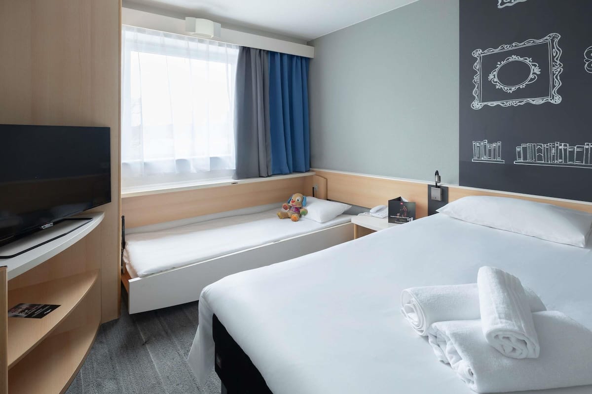 Family Standard Room, 1 double bed and 1 single bed for a child | Premium bedding, blackout drapes, soundproofing, free cribs/infant beds