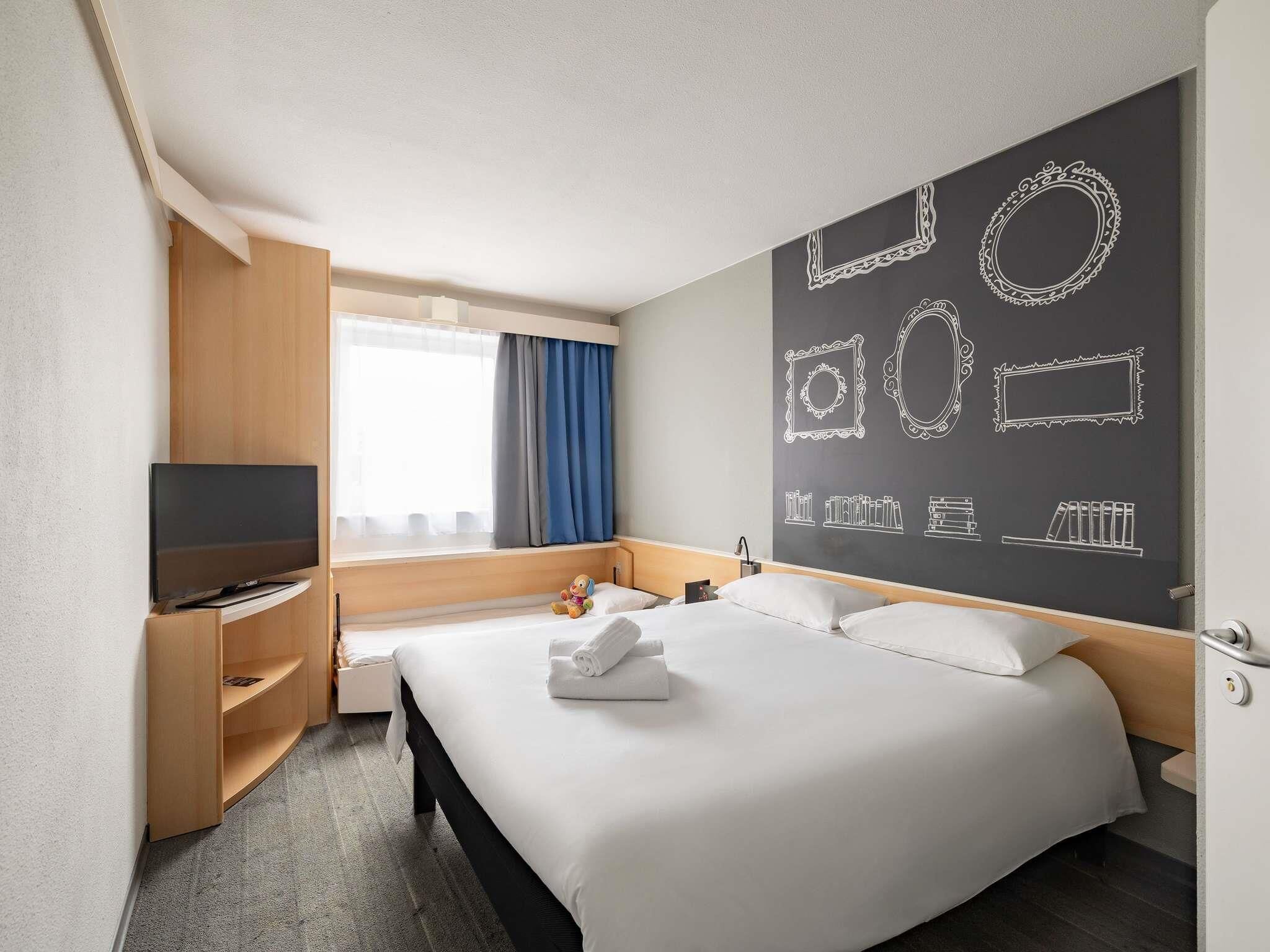 Habitación estándar, varias camas (Family) | Ropa de cama de alta calidad, cortinas opacas, sistema de insonorización