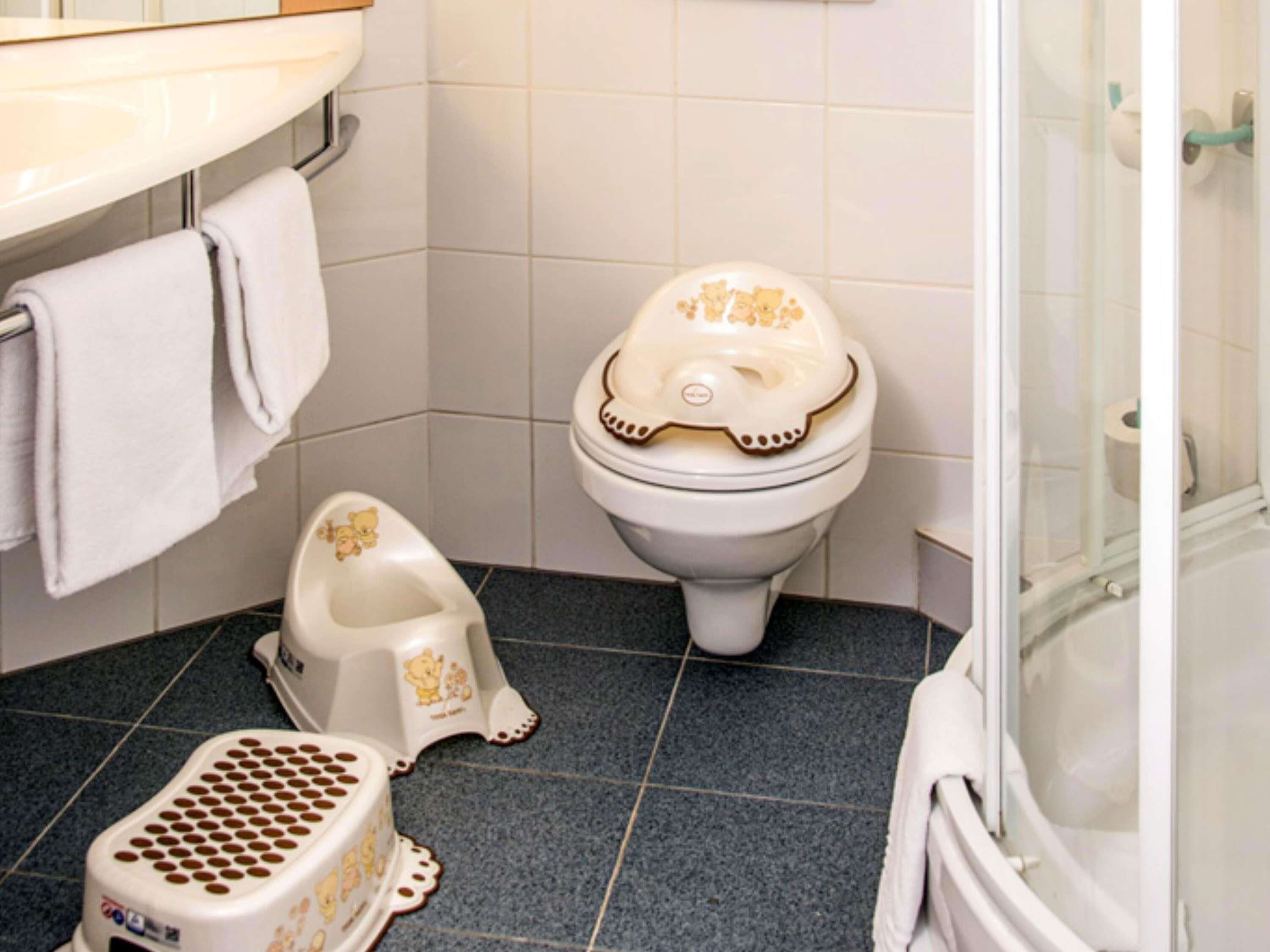 Un baño con inodoro, bidé y cabina de ducha.