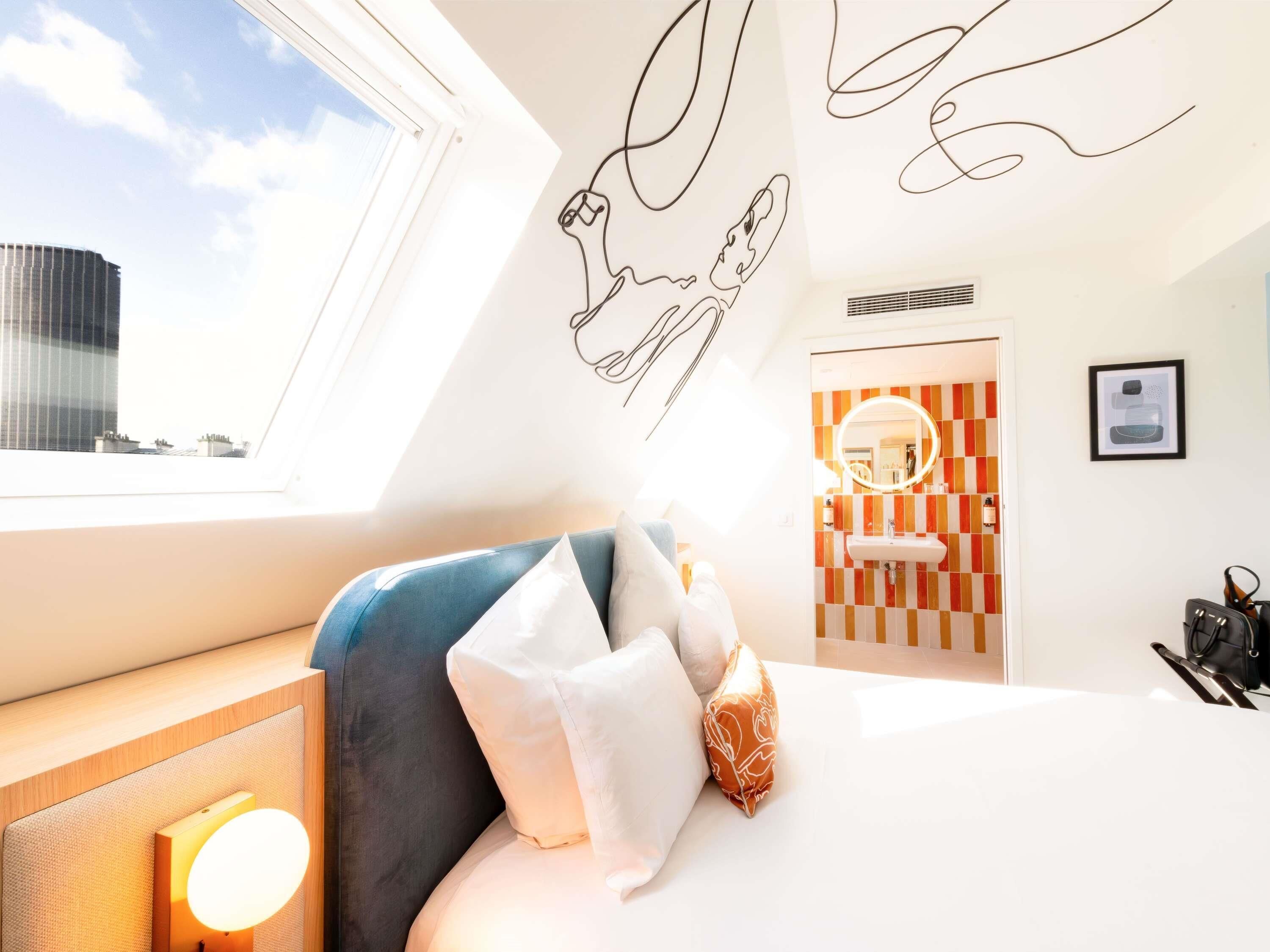 أغطية فراش متميزة وخزنة داخل الغرفة ومكتب وستائر تعتيم