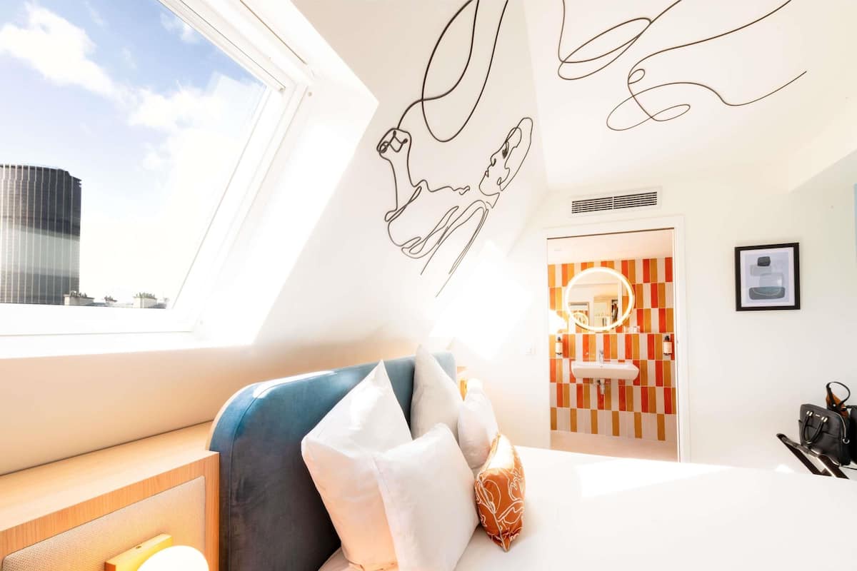 أغطية فراش متميزة وخزنة داخل الغرفة ومكتب وستائر تعتيم