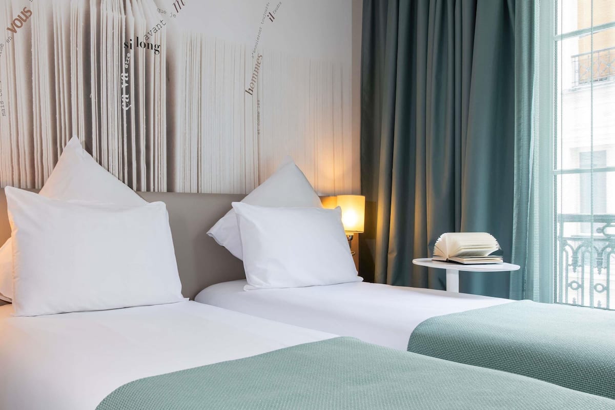 Rom – classic, 2 enkeltsenger | Sengetøy av topp kvalitet, safe på rommet og skrivebord