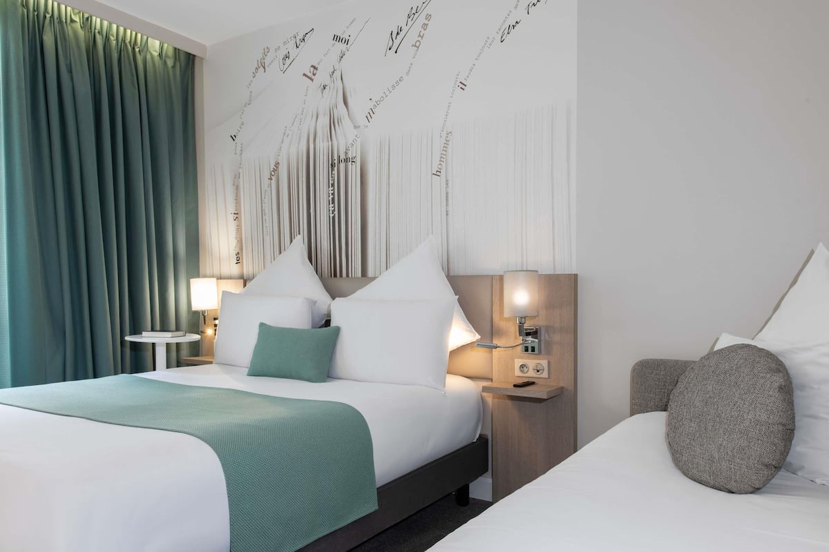 Privilege, Huone, 1 keskisuuri parisänky ja vuodesohva | Ylelliset vuodevaatteet, tallelokero huoneessa, työpöytä, pimennysverhot