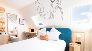 A modern hotel room with a bed, a desk, a chair, a small table, and a nightstand. - Mercure Paris Montparnasse Raspail (Paris)
