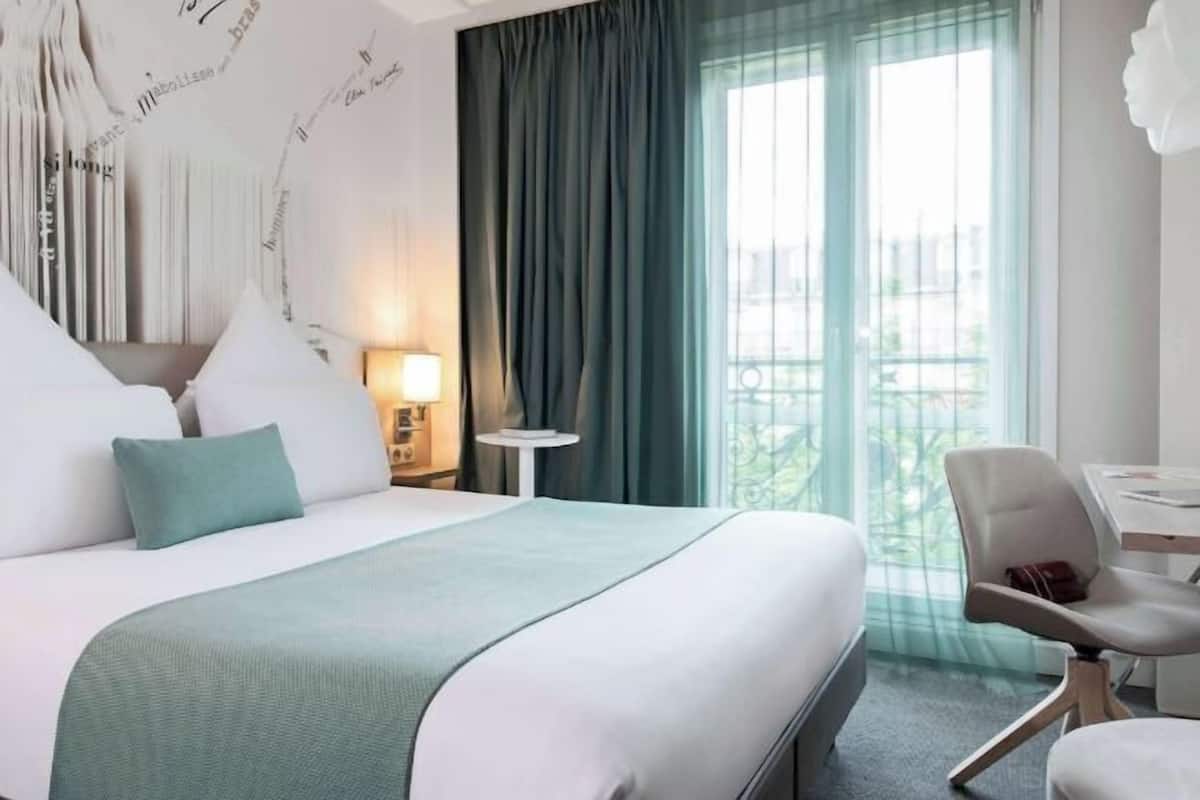 Premium bedding, in-room safe, desk, blackout curtains