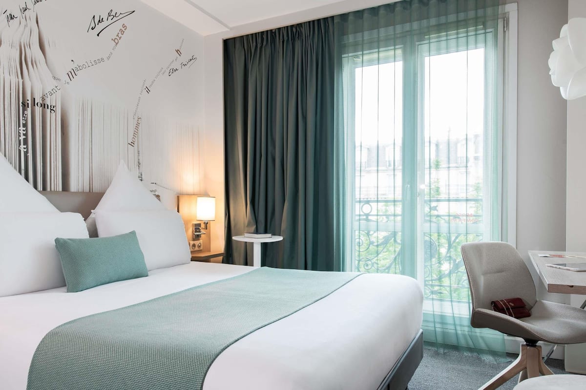 Privilege, Huone, 1 keskisuuri parisänky | Ylelliset vuodevaatteet, tallelokero huoneessa, työpöytä, pimennysverhot