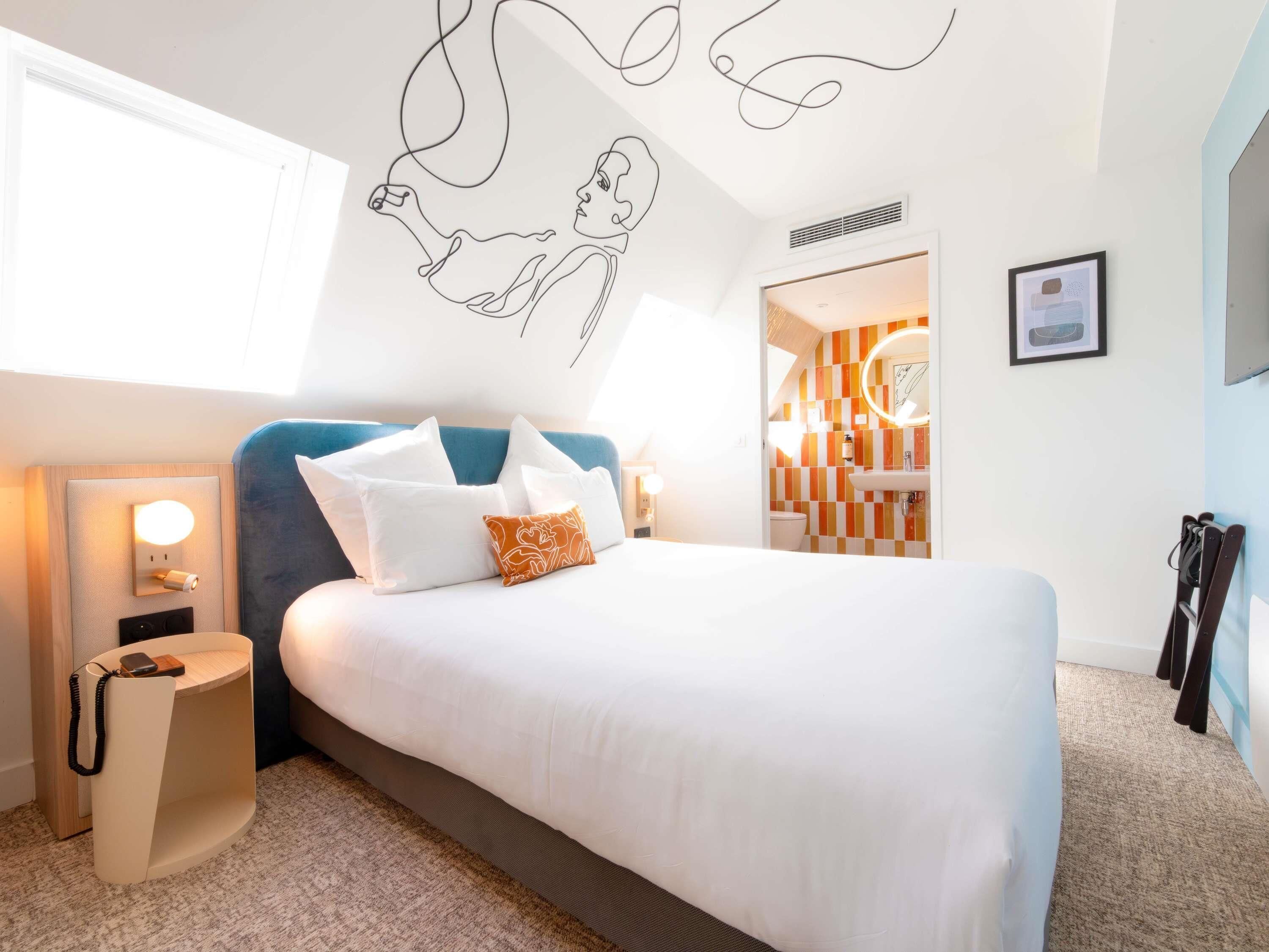 أغطية فراش متميزة وخزنة داخل الغرفة ومكتب وستائر تعتيم