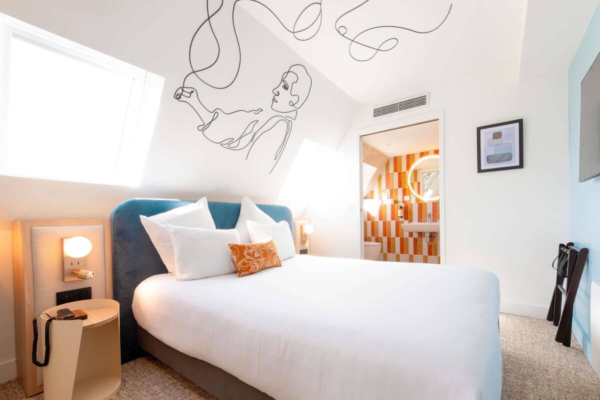 أغطية فراش متميزة وخزنة داخل الغرفة ومكتب وستائر تعتيم