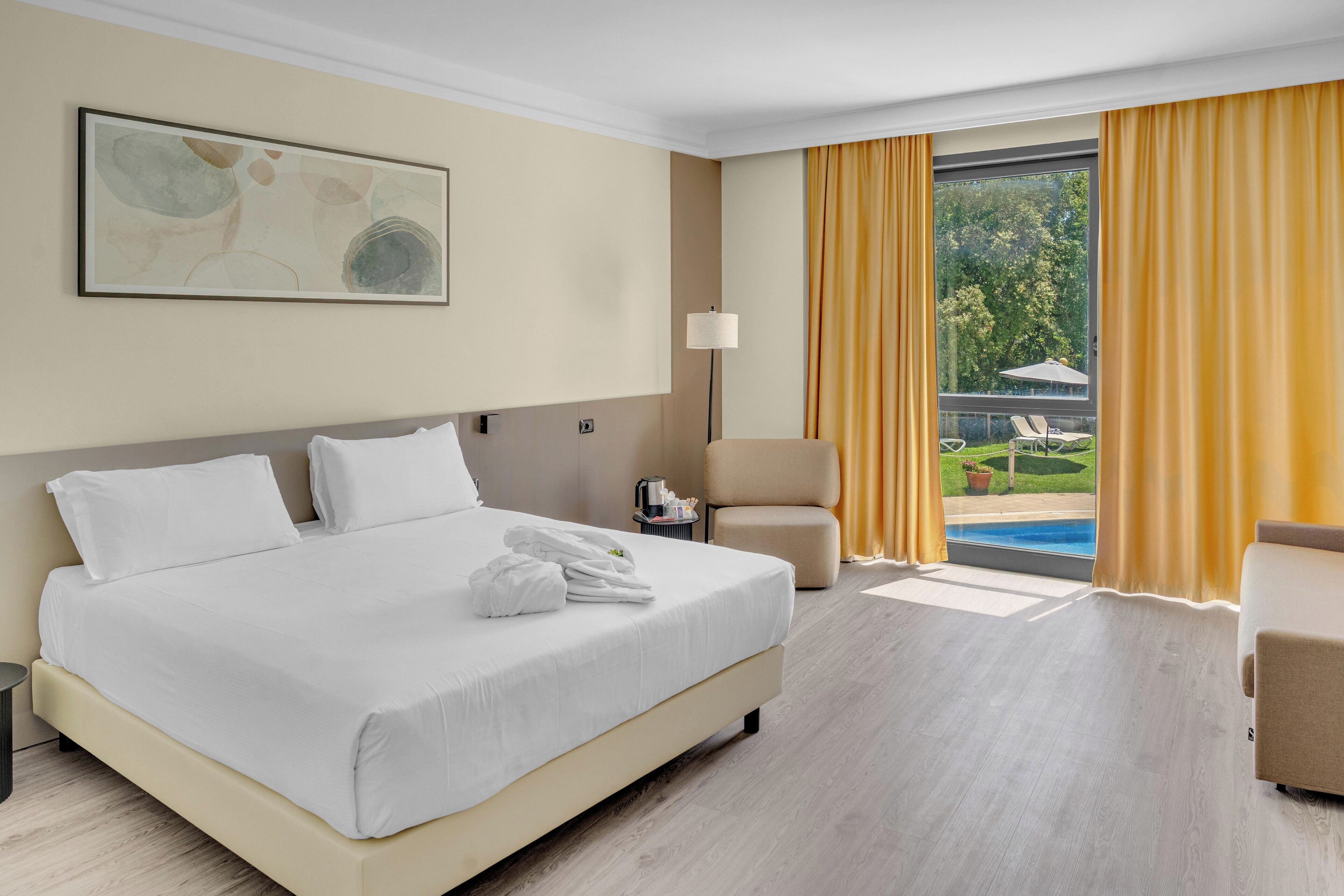 Perhehuone | Minibaari, tallelokero huoneessa, työpöytä, pimennysverhot