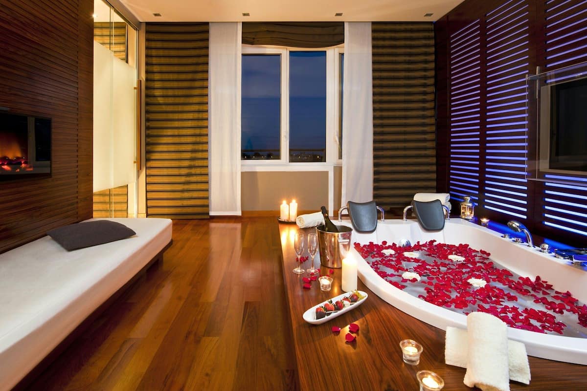 Grand Suite Experience | Bathroom | Shower, free toiletries, hair dryer, bidet