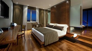 Romantic Room, 1 Bedroom, Hot Tub | Hypo-allergenic bedding, in-room safe, desk, blackout curtains