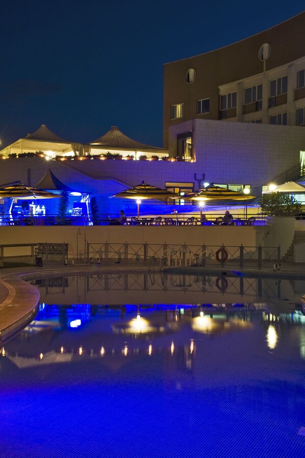 Kauden mukainen ulkouima-allas