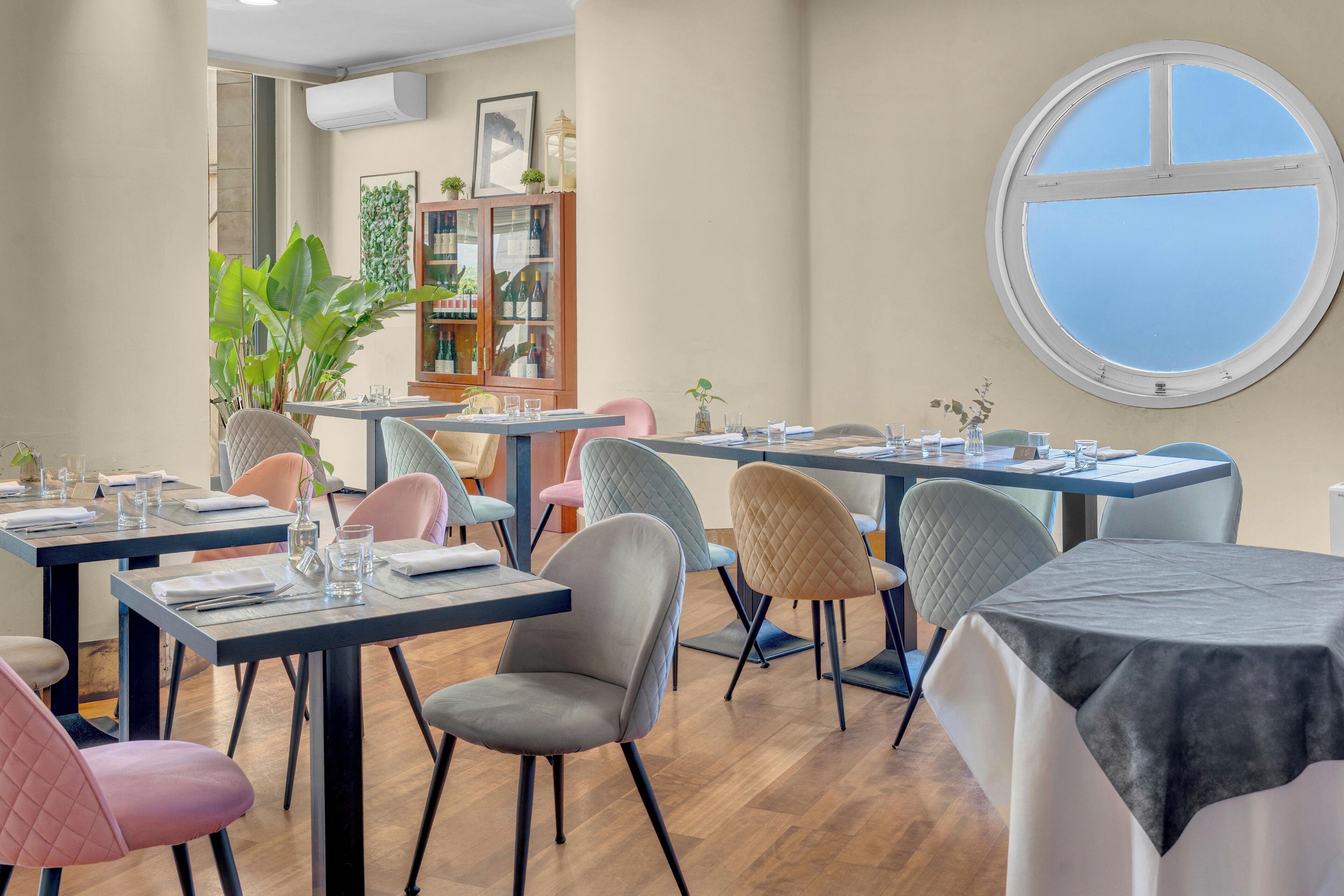 2 restaurants; breakfast, lunch, and dinner served