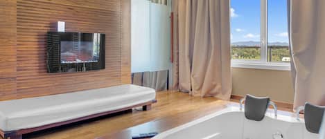 Grand Suite Experience | Minibar, in-room safe, desk, blackout drapes