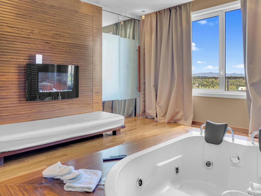 Romantisk rom, 1 soverom, spabadekar | Minibar, safe på rommet, skrivebord og blendingsgardiner