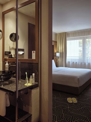 Hypo-allergenic bedding, pillow-top beds, in-room safe, desk - Flemings Hotel Frankfurt Main-Riverside (Frankfurt)