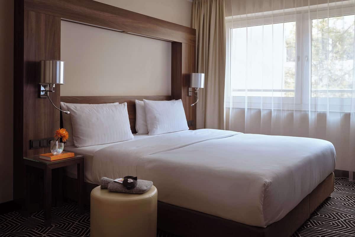 Signature Junior Suite | Bathroom | Shower, eco-friendly toiletries, hair dryer, towels