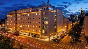 A multi-story hotel with a modern design, featuring a prominent entrance and a well-lit facade. - Flemings Hotel Frankfurt Main-Riverside (Frankfurt)