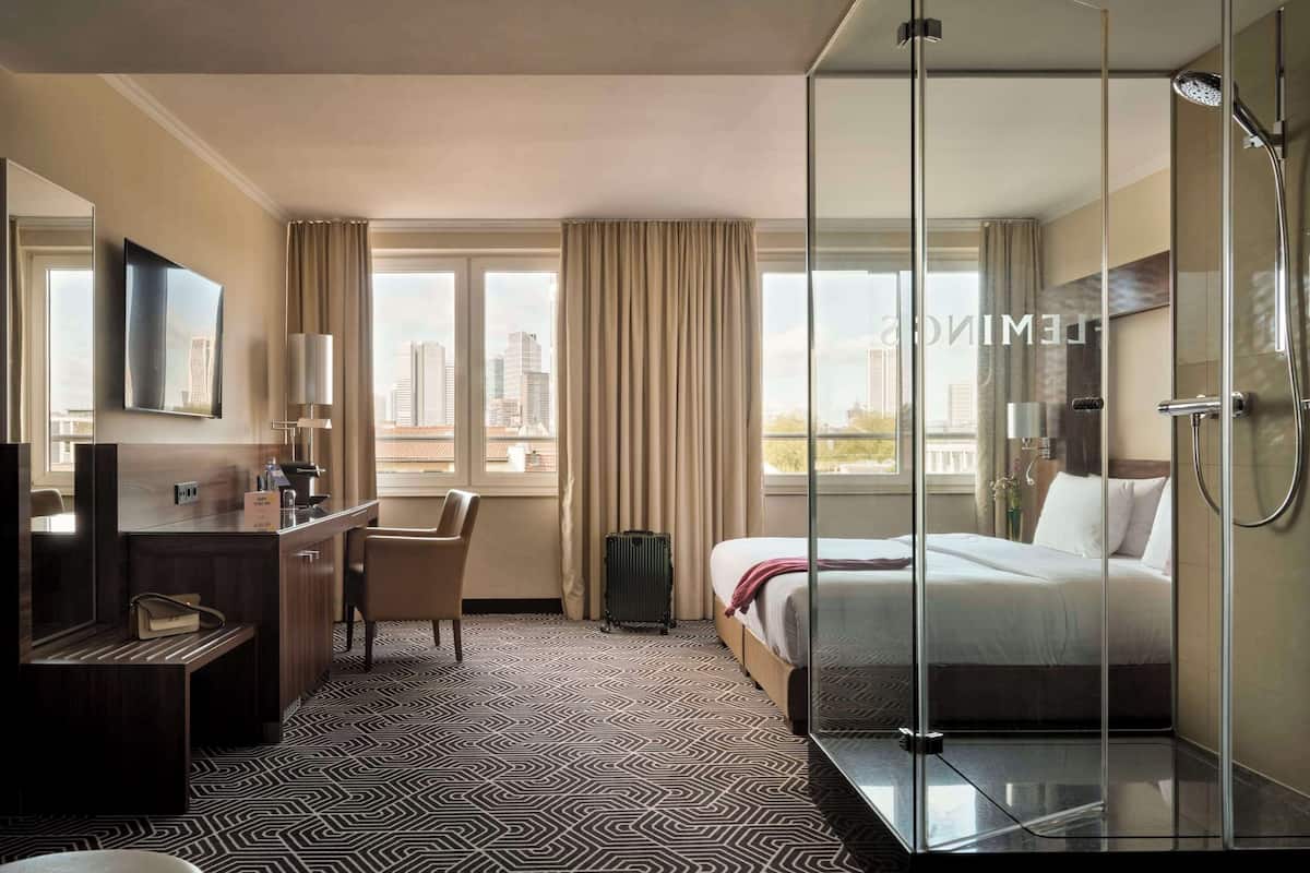 Signature King Room with Skyline View