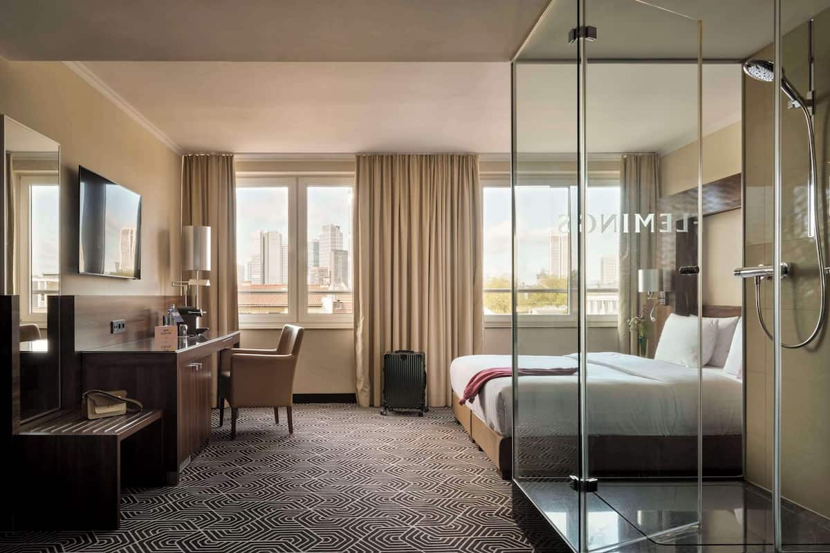 Signature King Room with Skyline View | Hypo-allergenic bedding, pillowtop beds, in-room safe, desk
