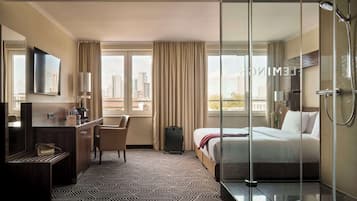 Signature King Room with Skyline View | Hypo-allergenic bedding, pillowtop beds, in-room safe, desk
