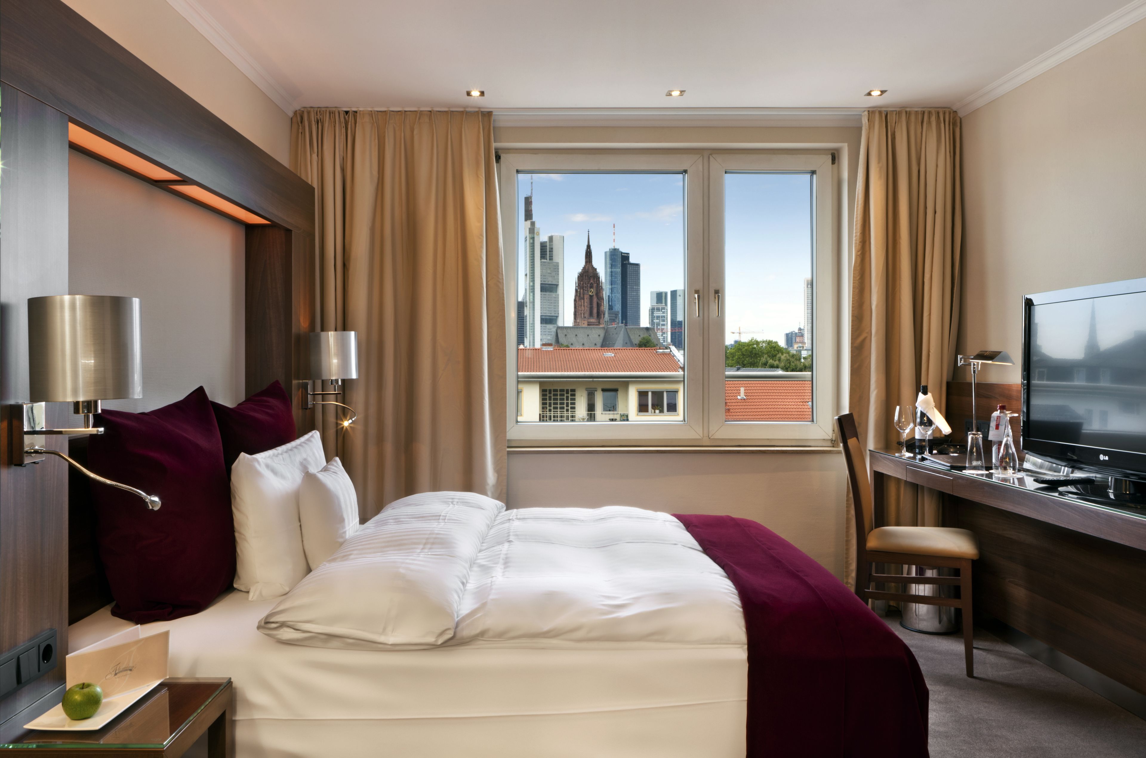 Signature King Room with Skyline View | 防过敏的被褥、加厚床垫、客房内保险箱、办公桌