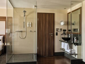 Shower, perlengkapan kamar mandi ramah lingkungan,  dan pengering rambut