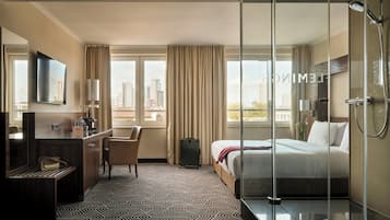 Kamar Khas, 1 Tempat Tidur King | Seprai antialergi, bantalan ekstra lembut, brankas, dan meja kerja