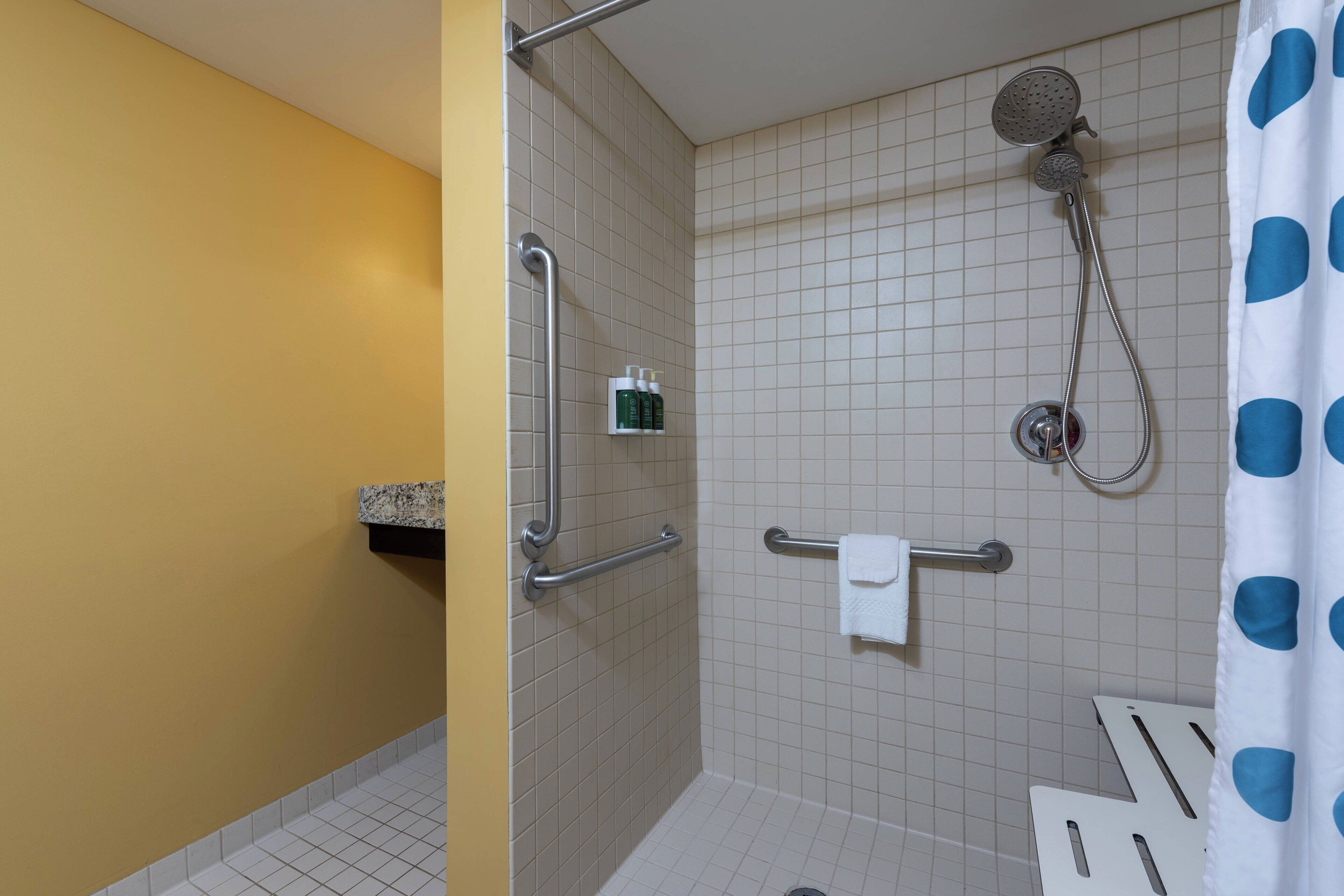 combined shower/bathtub, hair dryer, towels