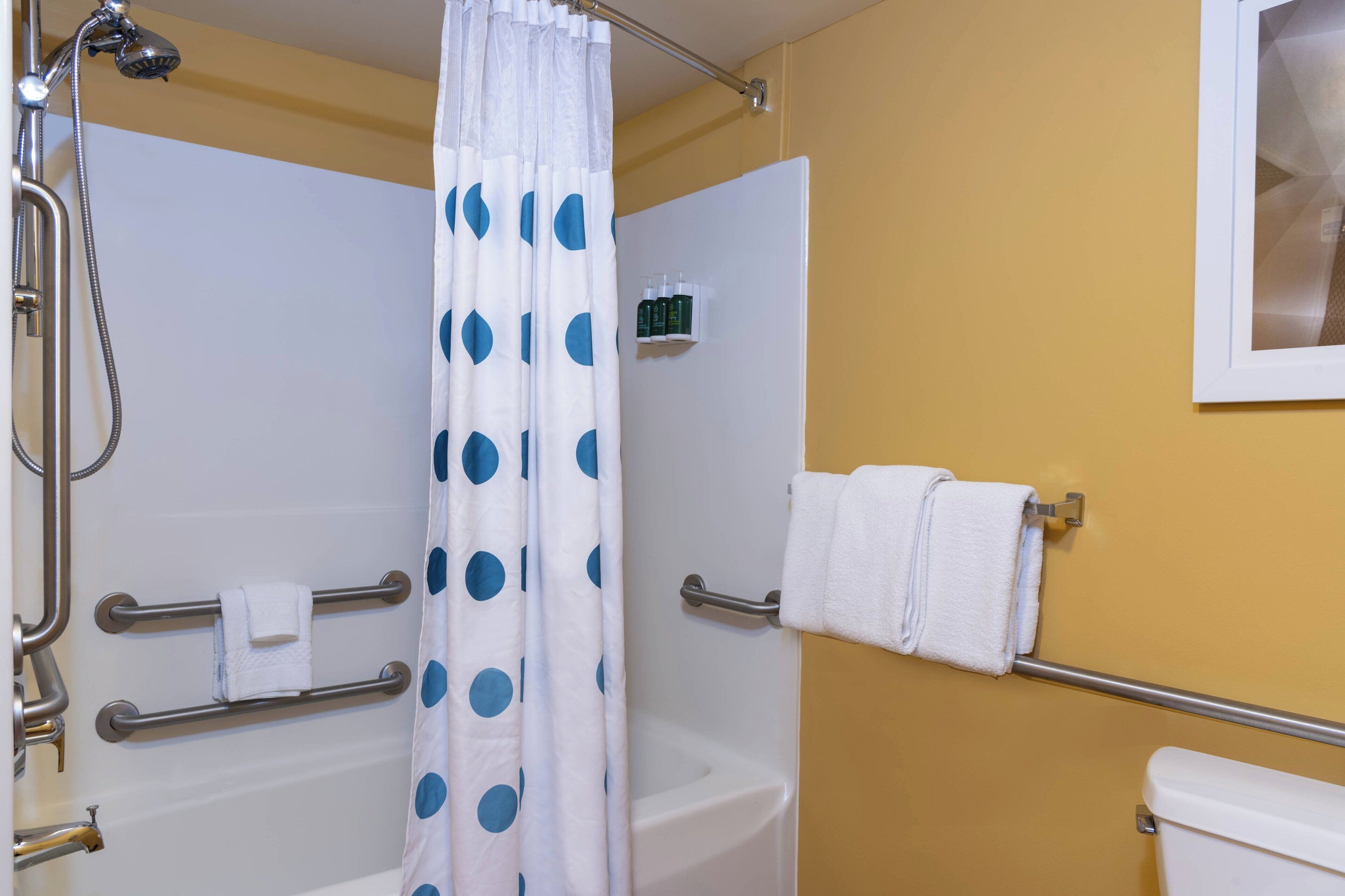 combined shower/bathtub, hair dryer, towels