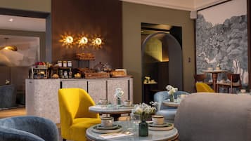 Tägliches Frühstücksbuffet (21 EUR pro Person)