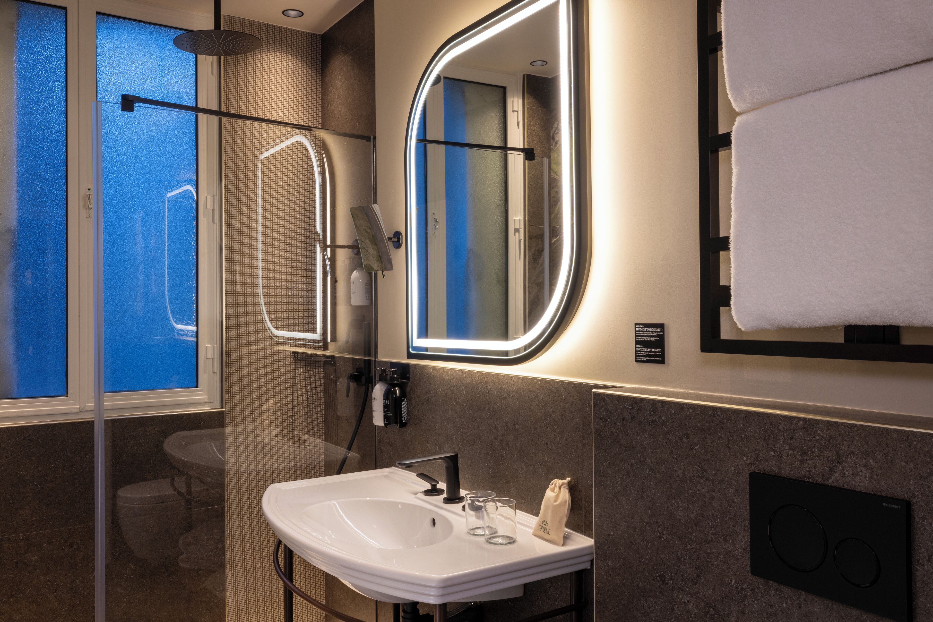 deluxe double room | bathroom | free toiletries, hair dryer, bathrobes, slippers