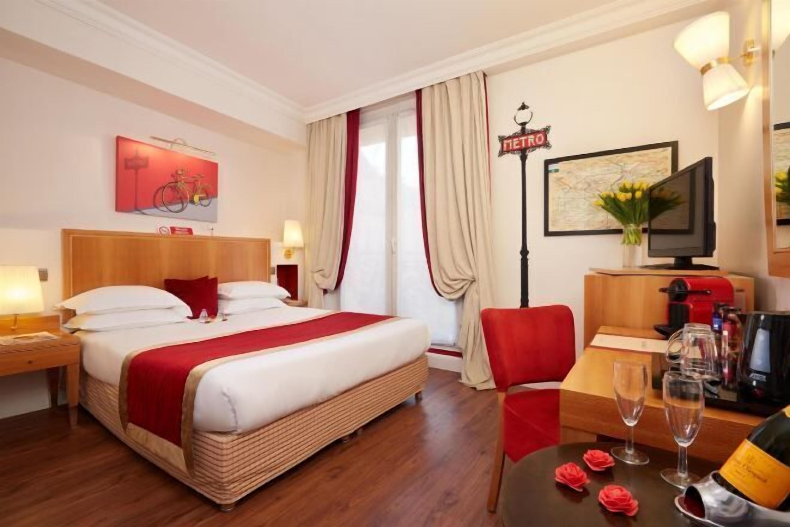 Premium bedding, in-room safe, individually decorated