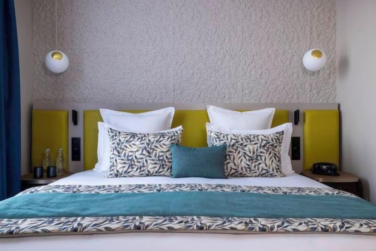 Premium bedding, in-room safe, desk, laptop workspace
