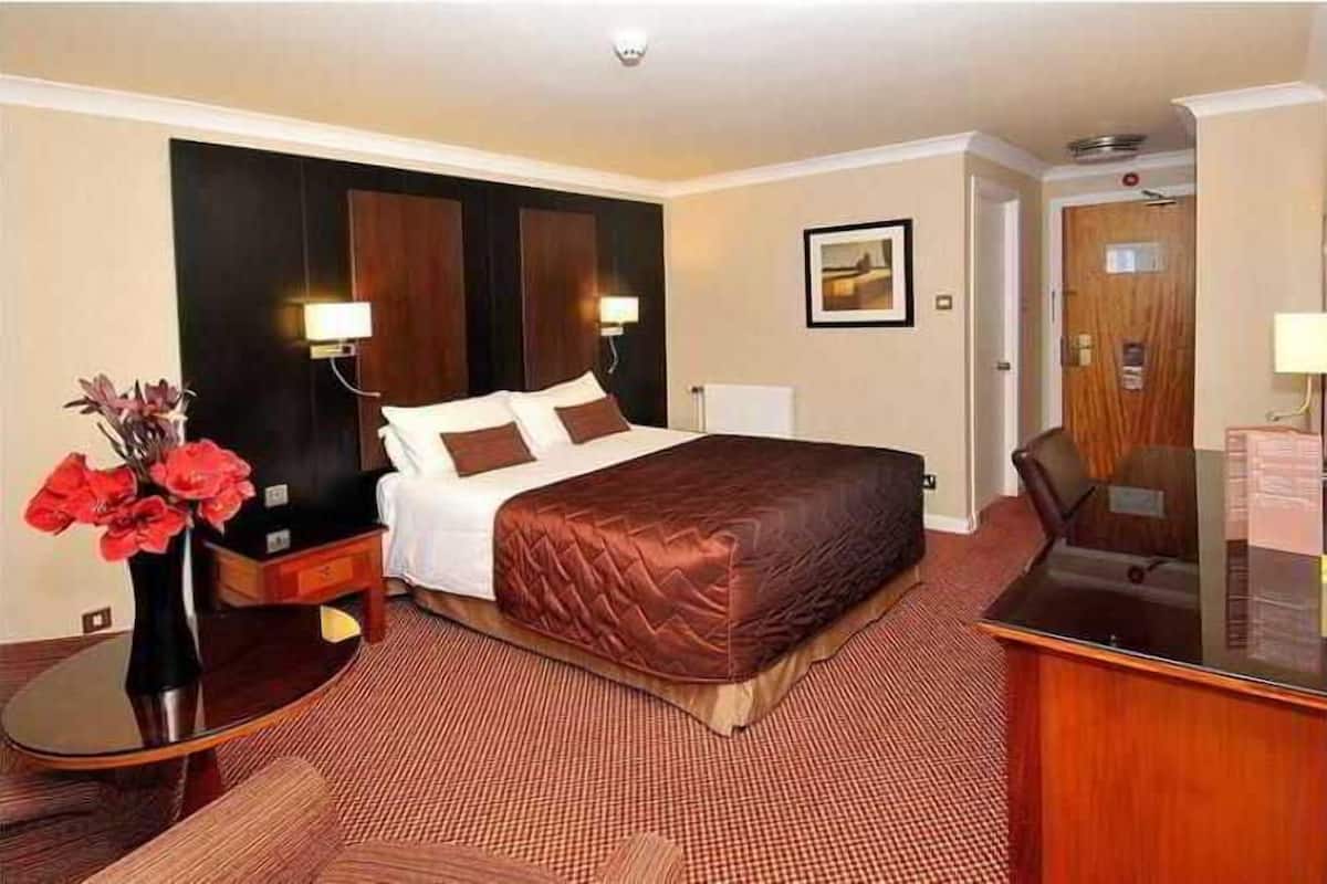 Desk, iron/ironing board, WiFi (free), bed sheets