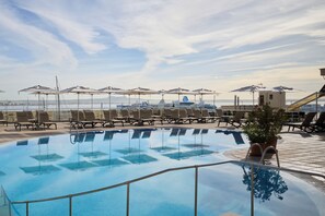 Innenpool, Außenpool, Sonnenschirme, Liegestühle