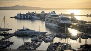 Un puerto deportivo con varios yates y cruceros amarrados.