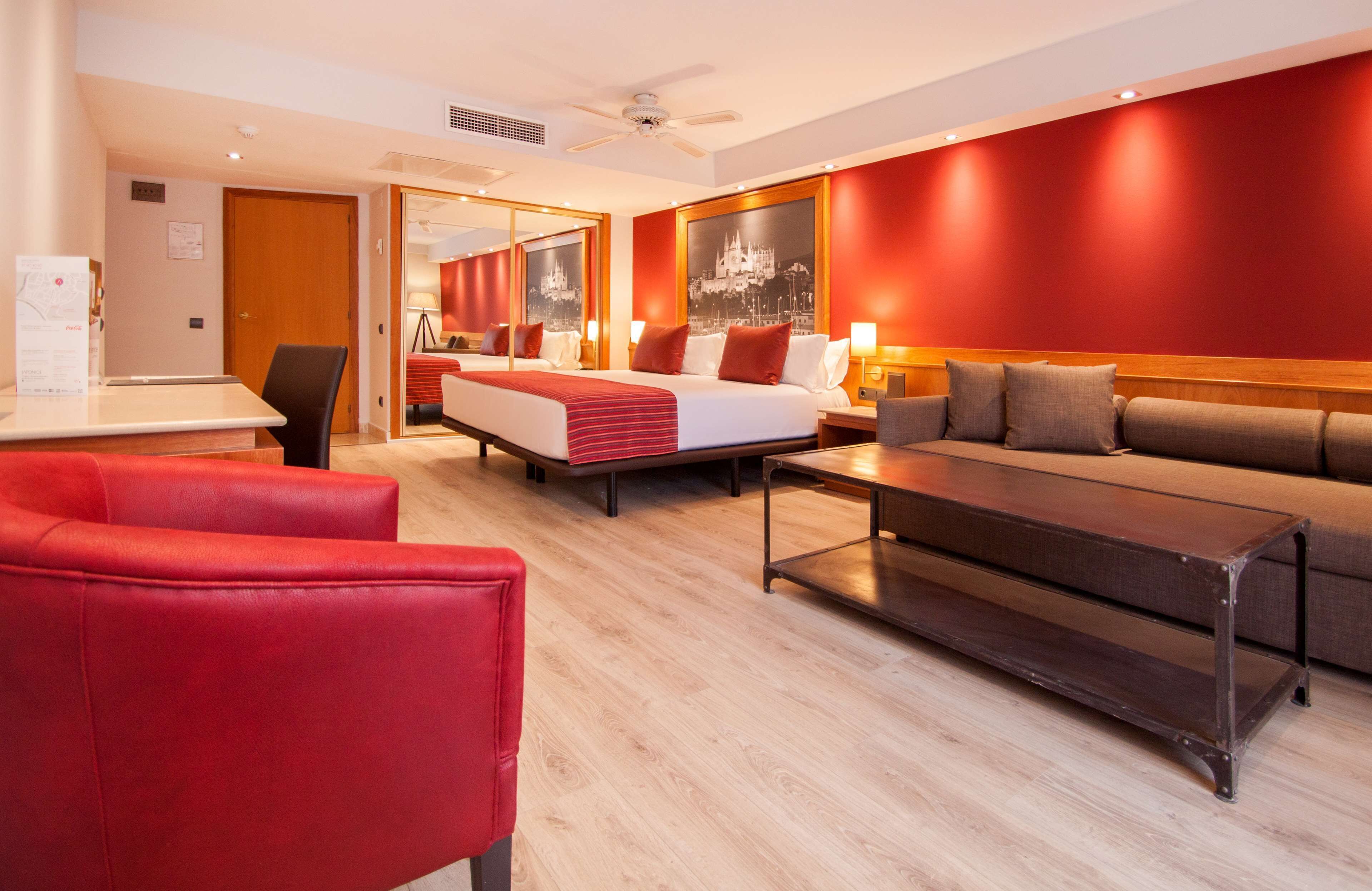 Minibar, coffres-forts dans les chambres, bureau, chambres insonorisées