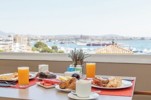 Petit déjeuner buffet servi tous les jours en supplément