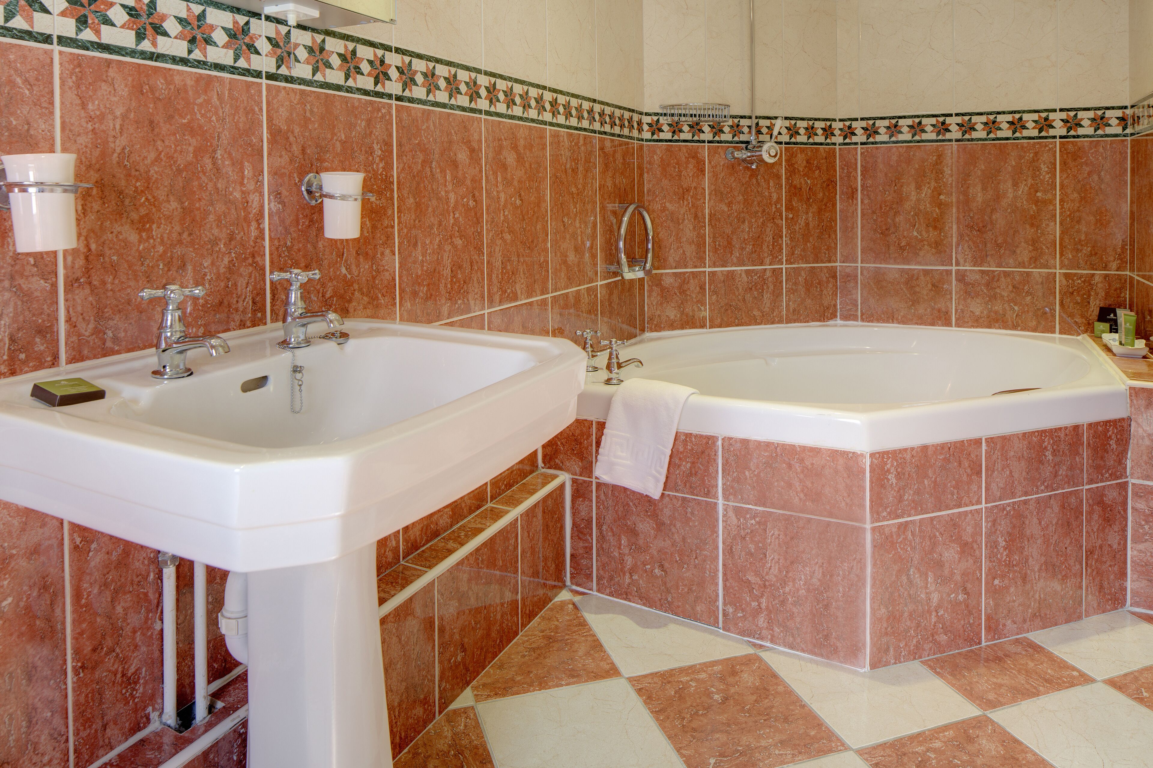 suite (4 poster) | bathroom | combined shower/bathtub, free toiletries, hair dryer, towels