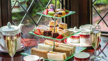 Breakfast, lunch and dinner served