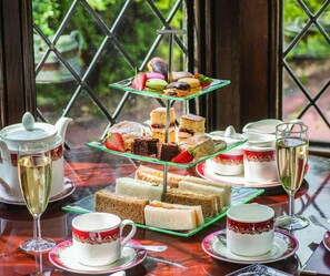 Breakfast, lunch and dinner served