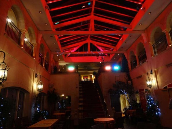 3 bars/lounges, lobby lounge