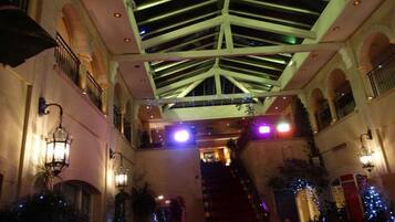 3 Bars/Lounges, Lobby-Lounge