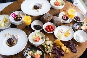 Breakfast and lunch served, garden views 
