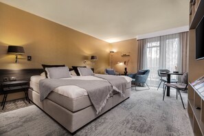 1 bedroom, premium bedding, desk, laptop workspace