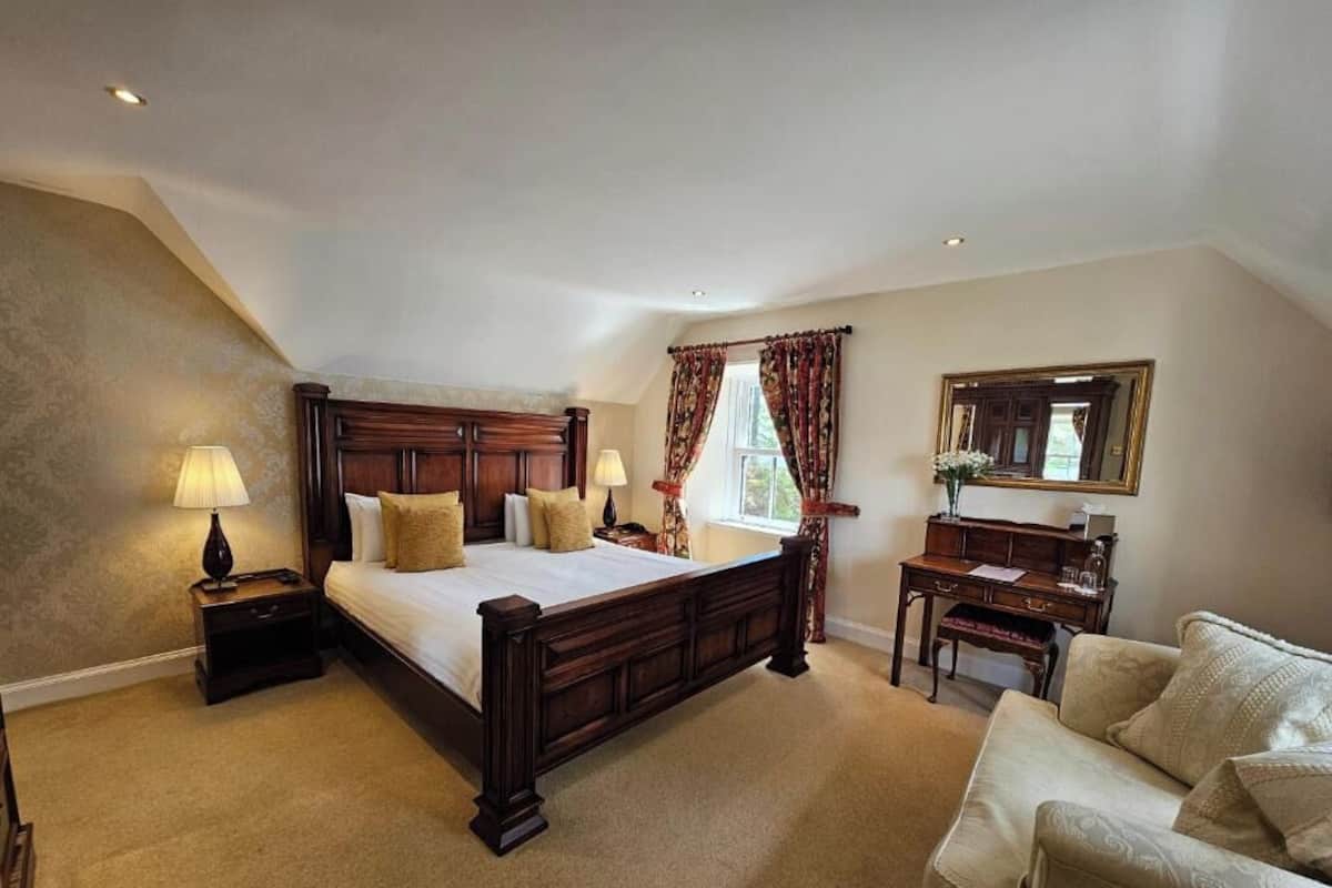 Comfy Loch room | 1 bedroom, individually decorated, individually furnished, desk